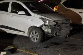 El vehículo Hyundai terminó sobre el camellón central tras perder el control en la intersección de los bulevares José Musa de León y Nazario S. Ortiz Garza, durante la madrugada.