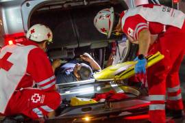 Paramédicos de Cruz Roja brindaron atención a los tripulantes lesionados tras el accidente ocurrido en Miravalle.