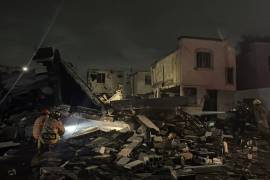 Elementos de emergencia trabajan entre los escombros de las viviendas afectadas en la colonia Los Olmos, donde una serie de explosiones por presunta pirotecnia ilegal dejó tres personas sin vida y múltiples daños estructurales