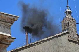 El cónclave continúa sin definir al nuevo papa: dos fumatas negras indican que no se ha alcanzado la mayoría de dos tercios entre los cardenales. Miles de fieles siguen expectantes en la Plaza de San Pedro.