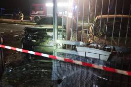 Esta imagen, publicada por el periodista de investigación Sigfrido Ranucci, muestra su automóvil destruido (i) afuera de su casa después de que un artefacto explosivo detonara debajo de él, en Pomezia, cerca de Roma.