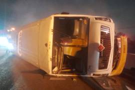 Un camión de personal volcó en General Escobedo tras impactarse contra un muro; 18 personas resultaron lesionadas.