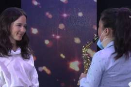 La saxofonista atacada con ácido toca junto a Ximena Sariñana