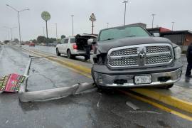 La camioneta Dodge RAM quedó sobre el camellón central tras derribar una luminaria en el bulevar Eulalio Gutiérrez.