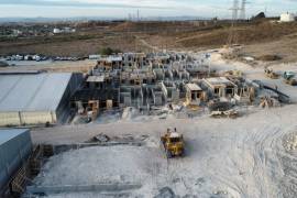 En la colonia Eva Sámano se construye un conjunto de viviendas con recursos federales; vecinos se quejan por la invasión de calle.