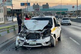 El Chevrolet Aveo del taxista sufrió graves daños en la parte frontal tras el impacto con la Jeep.