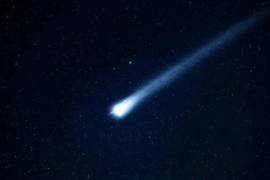 La estela de luz de un color blanco azul ha sorprendido a los internautas que aseguran se trata de un meteorito, sin embargo, es probable que se trate sólo de un fragmento.