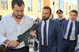 Foto del Ministro del Interior de Italia con arma de fuego desata polémica