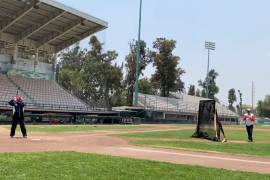 Sale AMLO a “jugar” béisbol pese a advertencia de contingencia ambiental en la CDMX