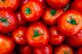 El aumento en productos básicos como el jitomate refleja presiones inflacionarias en alimentos esenciales.