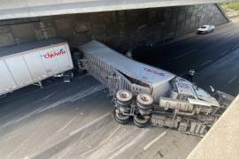 El tráiler transportaba cartón compactado.