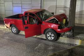La unidad presentó daños en la parte frontal tras el choque contra un poste.