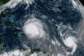 En una imagen sin fecha proporcionada por la NOAA, una imagen satelital del huracán Irma, a la izquierda, y el huracán José, a la derecha, en el Océano Atlántico en 2017.