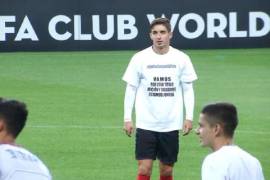Jugadores de Chivas entrenan con playeras de protesta para reclamar por el dinero que les debe el equipo