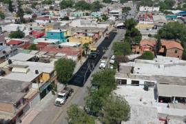 Las cuadrillas trabajan en la rehabilitación de calles y bulevares para mejorar la movilidad urbana en Saltillo.