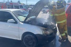 El Volkswagen Pointer quedó con severos daños tras incendiarse repentinamente en la plaza comercial.
