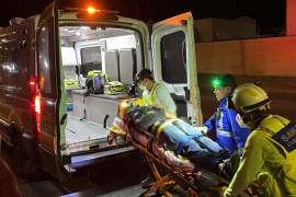 El motociclista fue trasladado al Hospital General tras resultar con una probable fractura.