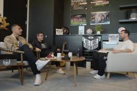 Durante la charla, ambos futbolistas abordaron su experiencia en torneos internacionales.