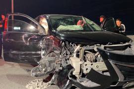 El Nissan Versa terminó con daños en las partes frontal y lateral tras la colisión en el bulevar Fundadores.