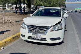El percance involucró a un automóvil Nissan Altima y una camioneta Chevrolet Tracker, unidades que resultaron con daños materiales luego del impacto ocurrido antes del puente de Valle de las Flores.