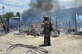 Bomberos sofocaron el incendio que consumió varios tejabanes en la colonia Lomas del Pedregal.