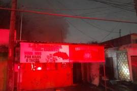 Protección Civil atendió el incendio en una frutería del centro de Apodaca, donde se evacuó a 30 personas y un vehículo resultó calcinado