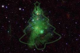 Pino Cósmico, es como llamó la NASA al fenómeno de estrellas que forman la figura; el gas que hay alrededor de ellas, ayuda a generar el tono verde.