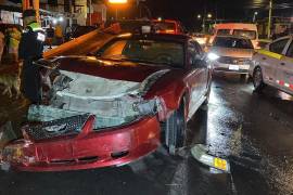 El conductor del Mustang descendió de la unidad y huyó antes del arribo de las autoridades.