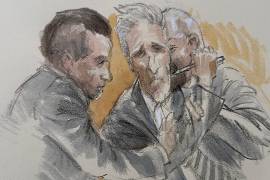 Este boceto en la sala del tribunal muestra a Ryan Routh siendo inmovilizado en el tribunal, mientras intenta apuñalarse en el cuello con un bolígrafo después de que un jurado lo declarara culpable. FOTO: