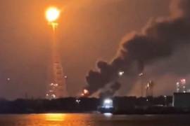 Habitantes reportaron fuego y una intensa columna de humo en la Refinería Olmeca de Dos Bocas durante la madrugada de este sábado.
