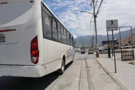 Letrero en la calle Berberisco que advierte a los ciclistas sobre la precaución con los peatones en el bulevar Otilio González.