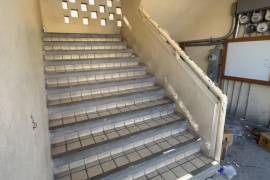 De estas escaleras fue empujada la mujer.