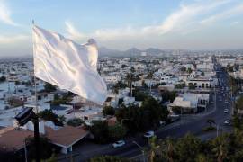 En tres meses suman más de mil las víctimas de asesinato o desaparición en Culiacán, Sinaloa. Las pérdidas económicas provocadas por la batalla entre La Chapiza y La Mayiza se cuentan por miles de millones de pesos. La mayoría de la gente ha optado por encerrarse cuando el sol se pone.