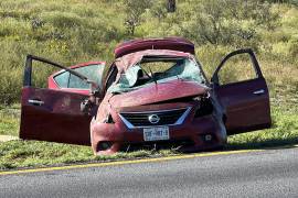 El Nissan Versa de Gerardo quedó volcado fuera de la carretera tras la ponchadura de un neumático, generando daños materiales.