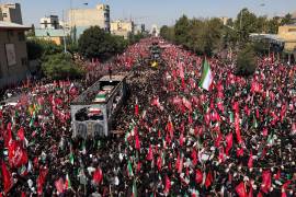 Un camión que transporta los féretros del difunto líder supremo iraní, el ayatolá Alí Jamenei, y de miembros de su familia avanza entre los dolientes durante la procesión fúnebre en Teherán, Irán, el lunes 6 de julio de 2026. (Foto AP/Vahid Salemi)