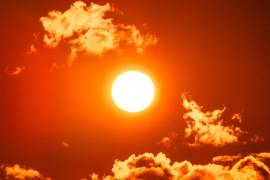 Las olas de calor 2026 perfilan un escenario crítico en México, con temperaturas que podrían alcanzar hasta los 50 grados en diversas regiones. Autoridades advierten impactos en salud, servicios y calidad del aire.