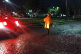 Personal de Protección Civil patrulla las calles de Torreón durante las lluvias intensas.