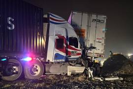 La carambola se registró a la altura del kilómetro 40, en Ramos Arizpe, donde varias unidades de carga pesada se vieron involucradas tras la irrupción de un presunto vehículo fantasma.