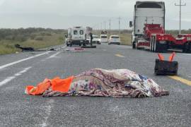 Una mujer perdió la vida luego de que el vehículo en el que viajaba terminara volcado en la carretera a Monclova.