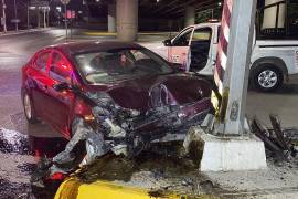 Automovilistas que circulaban por el lugar detuvieron su marcha para auxiliar al conductor y solicitar el apoyo de las autoridades mediante una llamada al sistema de emergencias 911.