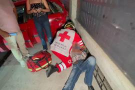El conductor terminó parcialmente prensado contra una barda cuando intentó detener su propio vehículo después de que tomó impulso.
