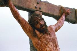 Entre relatos bíblicos y análisis históricos, la crucifixión de Jesús revela una ejecución marcada por violencia, tensiones políticas y simbolismo religioso que ha trascendido siglos.