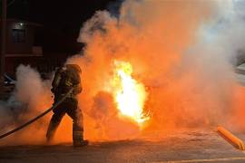 Bomberos de Saltillo trabajan para sofocar un incendio en una zona urbana de la ciudad.