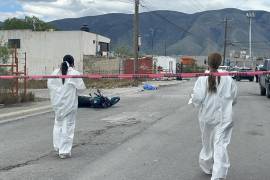 Testigos señalaron que la motocicleta circulaba de manera inestable momentos antes del percance, presuntamente debido a la presencia de tierra suelta sobre el pavimento en la zona.