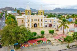 El hotel y sus anexos estarían asentados sobre cuatro predios contiguos, con una superficie conjunta superior a los 4 mil 700 metros cuadrados.