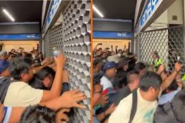 Manifestantes de la Coordinadora Nacional de Trabajadores de la Educación (CNTE), dieron un portazo en la entrada de la estación General Anaya de la Línea 2 del Metro de la Ciudad de México.