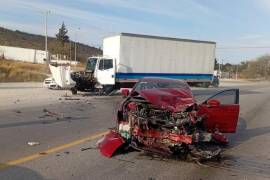 El Mazda involucrado quedó atravesado sobre la vía estatal luego del impacto.