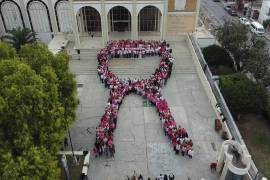 La comunidad de la Universidad Autónoma de Coahuila formó un lazo rosa en la explanada de la Rectoría para promover la prevención y la solidaridad con quienes enfrentan el cáncer de mama.