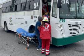 La víctima fue llevada de urgencia a la Clínica El Magisterio para recibir atención médica tras caer del camión urbano.