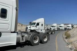 Varios tractocamiones fueron colocados sobre la vialidad para impedir el paso.